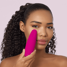 Load image into Gallery viewer, Image 3: Geske Warm & Cool Eye Energizer 6-in-1 Magenta – In Use